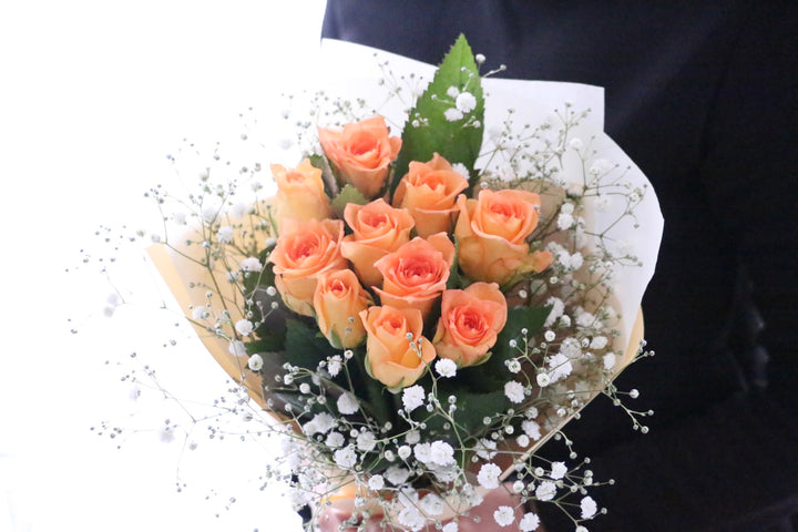 10本のオレンジ色バラとカスミソウの花束