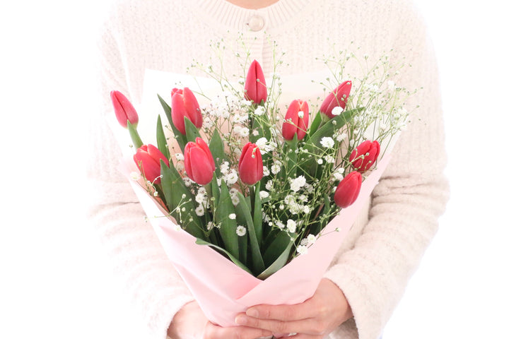 赤いチューリップ（10本）とカスミソウの花束