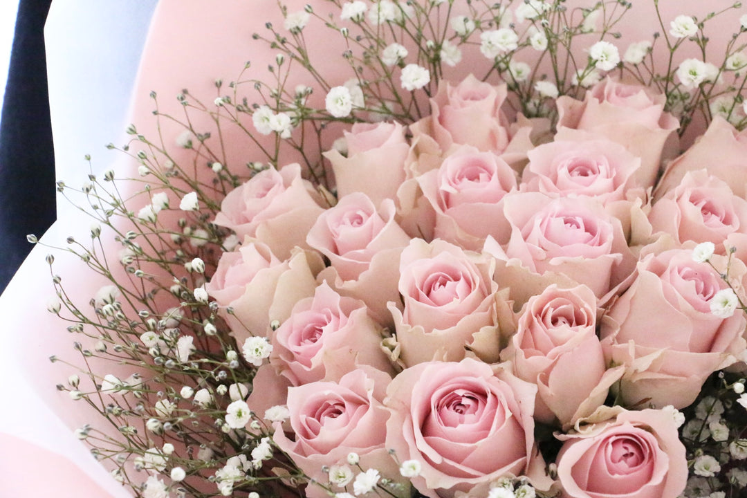 ピンク色バラとカスミソウの花束（20本）