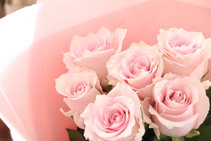 6本のピンク色のバラの花束