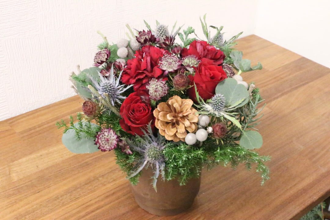 クリスマスの赤いバラ入りアレンジメント　Mサイズ　5,000円