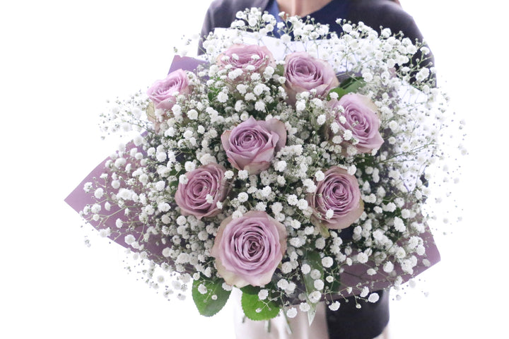 紫色のバラ（8本）とカスミソウ（3本）の花束 7,000円