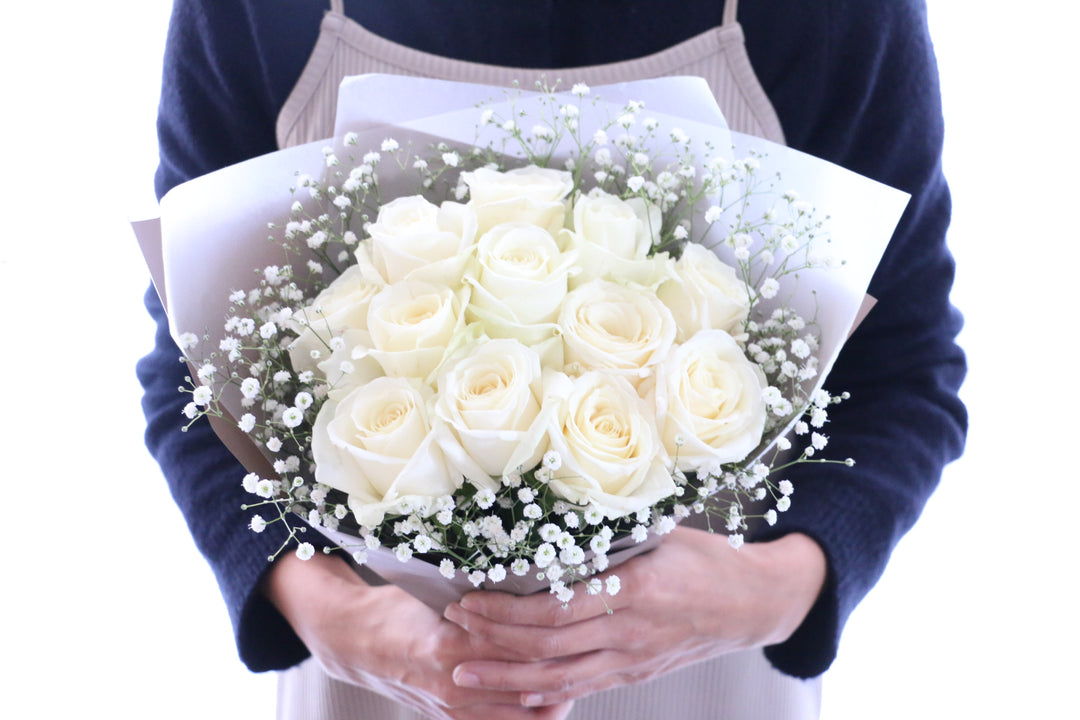 12本の白色のバラとカスミソウ（かすみ草）の花束-私の妻になってください