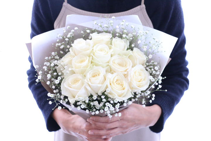 12本の白色のバラとカスミソウ（かすみ草）の花束-私の妻になってください