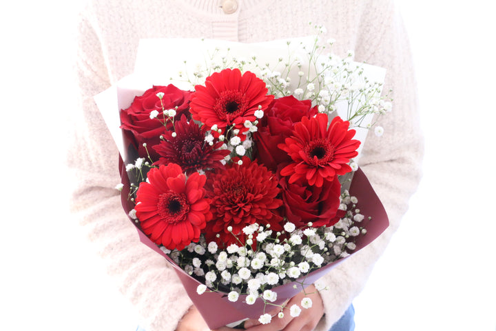 カスミソウ入り赤色の花束 5,000円