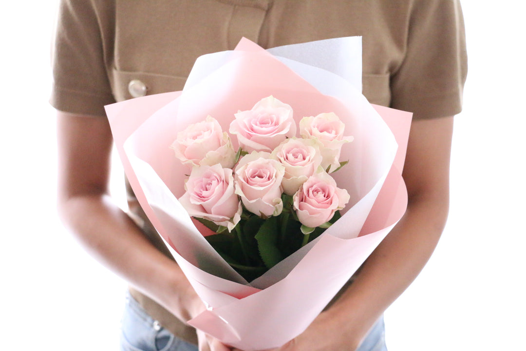 7本のピンク色のバラの花束