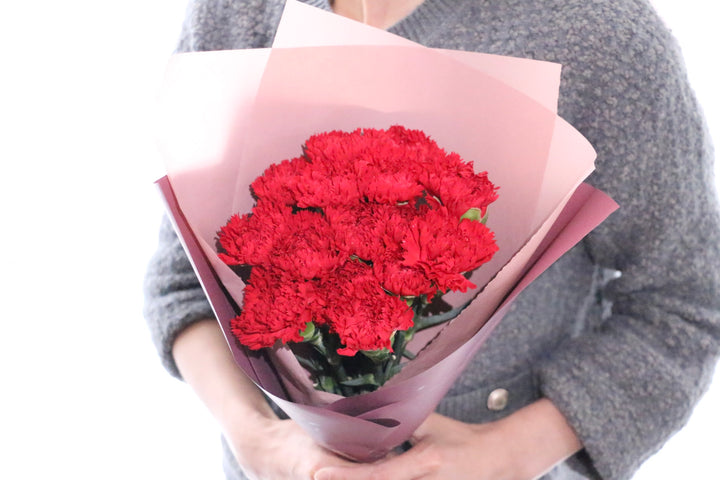 赤色のカーネーションの花束（15歩）