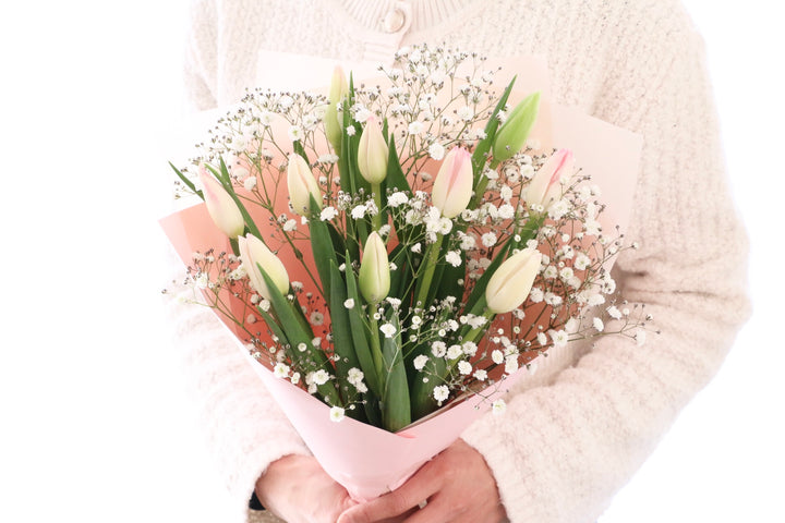 淡いピンクのチューリップ（10本）とカスミソウの花束
