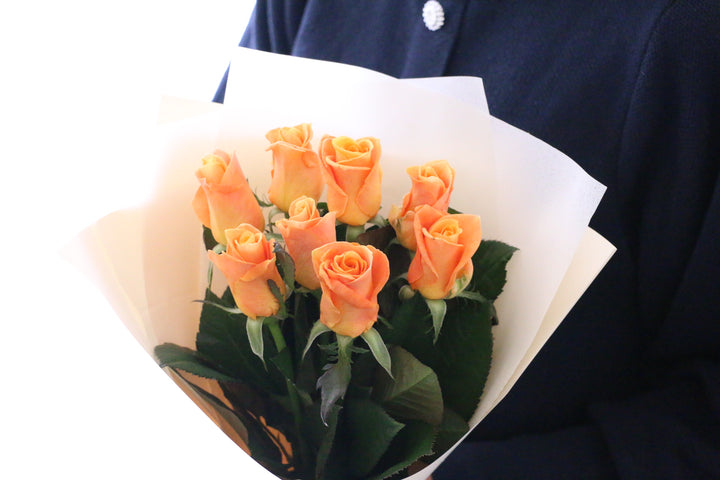 オレンジ色バラの花束（8本）-あなたの思いやりに感謝します