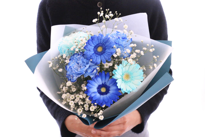 カスミソウ入り水色・青・白の花束 3,500円