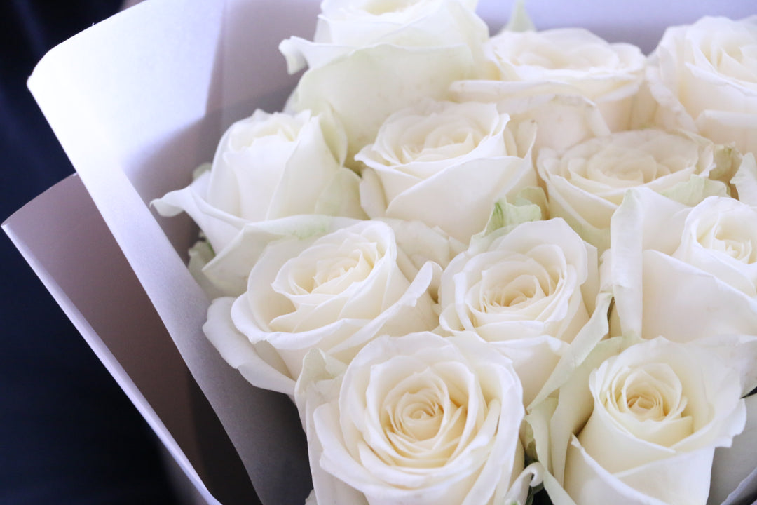 12本の白色のバラの花束-私の妻になってください