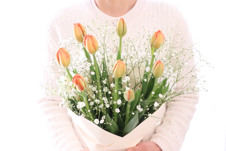 オレンジのチューリップ（9本）とカスミソウの花束