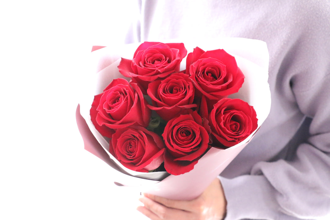 7本の赤いバラの花束-ひそかな愛