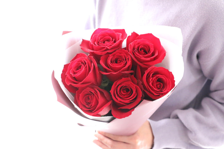 7本の赤いバラの花束-ひそかな愛