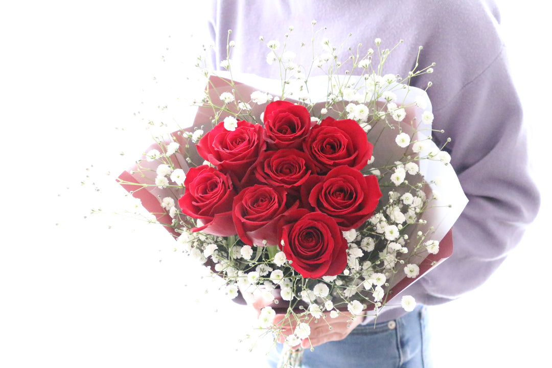 8本の赤いバラとカスミソウ（かすみ草）の花束