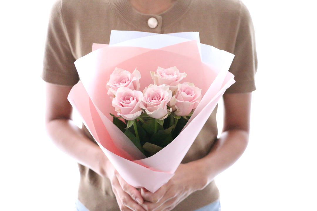 5本のピンク色のバラの花束