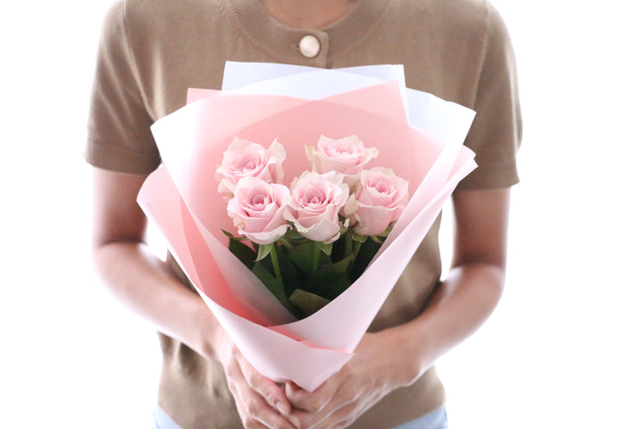 5本のピンク色のバラの花束