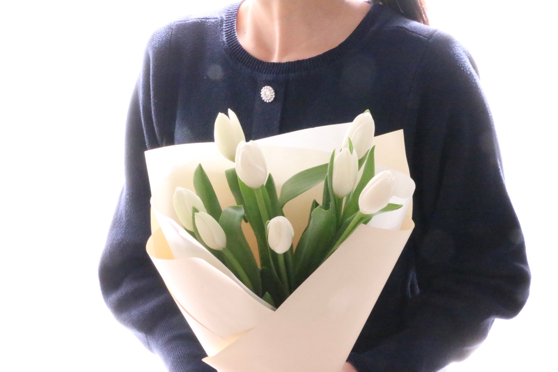 白のチューリップの花束（8本） – 花・花束の通販サイト｜HanaTaku
