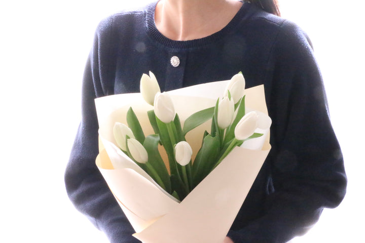 白のチューリップの花束（8本）