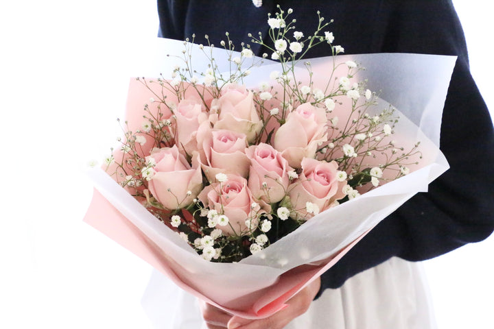 ピンク色バラとカスミソウの花束（8本）-あなたの思いやりに感謝します