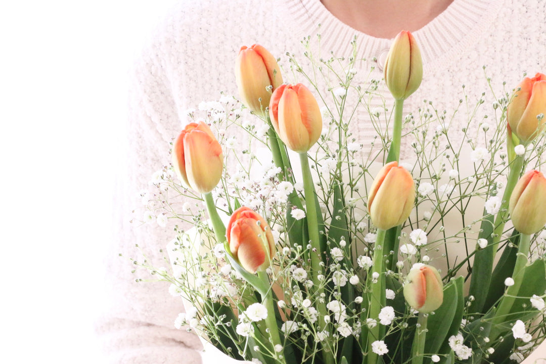 オレンジのチューリップ（9本）とカスミソウの花束