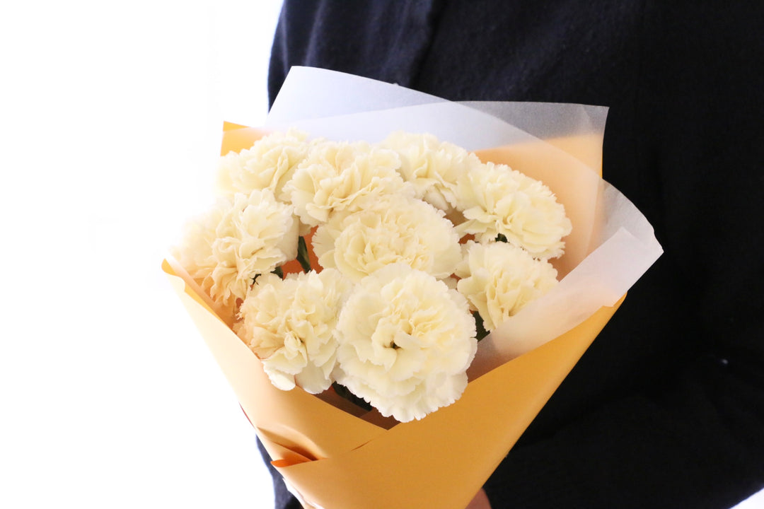 淡い黄色のカーネーションの花束（9本）-いつまでも一緒にいてください