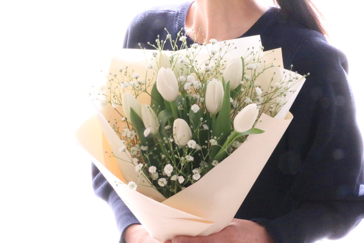 白のチューリップ（9本）とカスミソウの花束