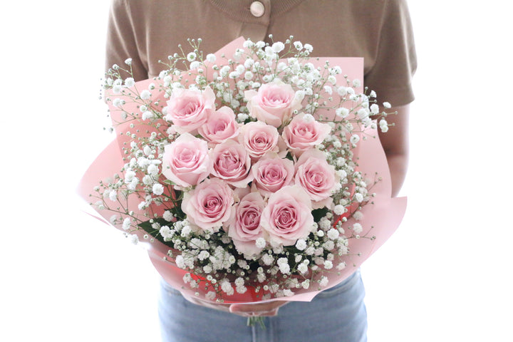 ピンク色バラとカスミソウの花束（12本）