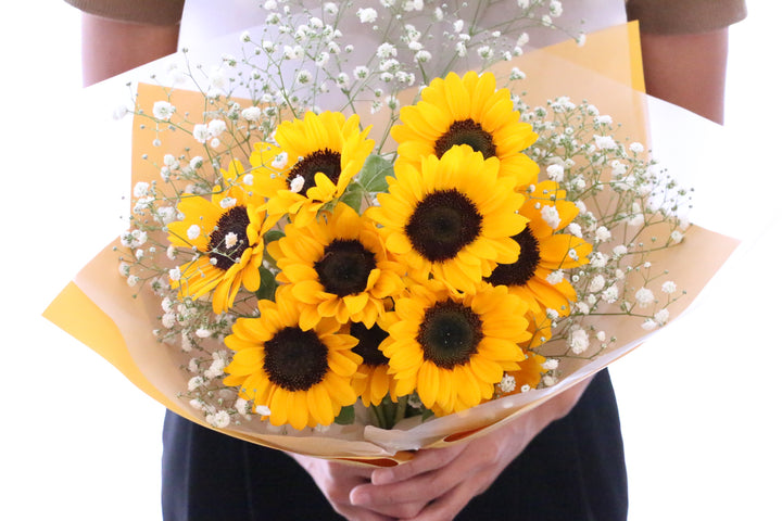 ひまわり10本とカスミソウ（かすみ草）の花束