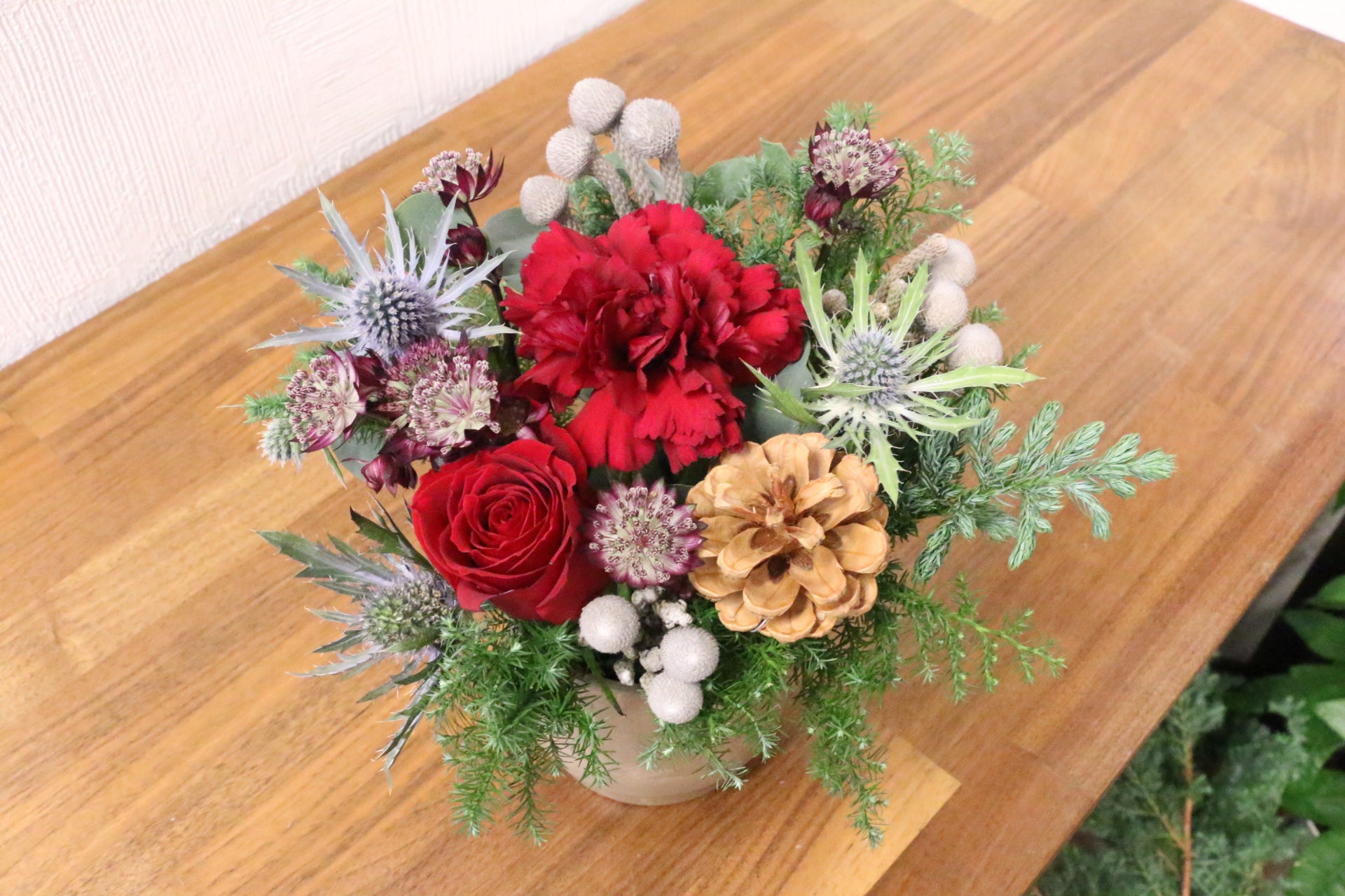 クリスマスの赤いバラ入りアレンジメント Sサイズ 3,500円 – 花・花束