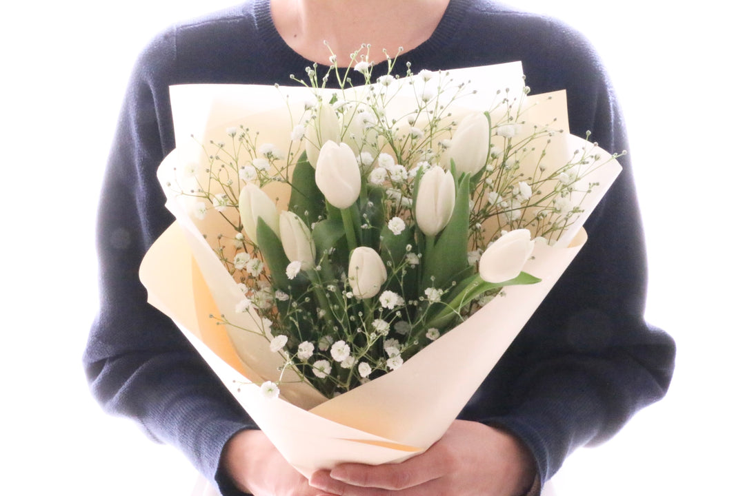 白のチューリップ（9本）とカスミソウの花束