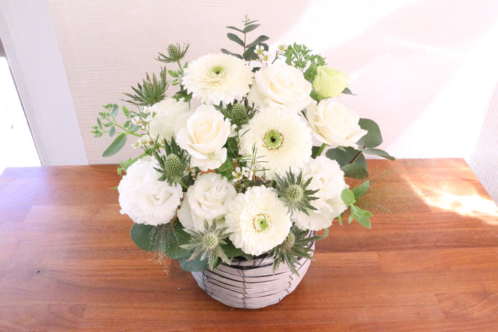 白・グリーンのアレンジメント 9,000円