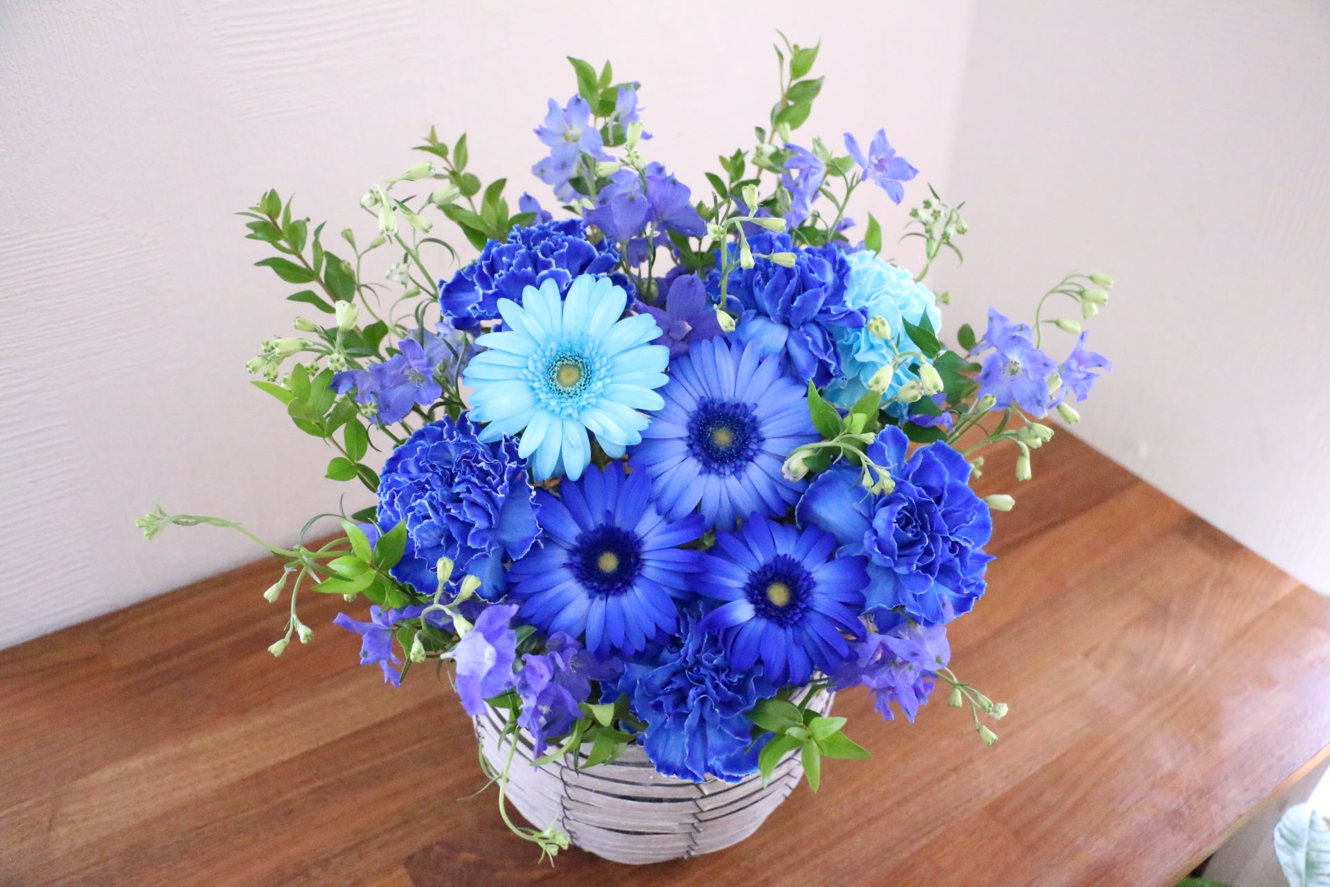青・水色・白のアレンジメント 9,000円 – 花・花束の通販サイト｜HanaTaku