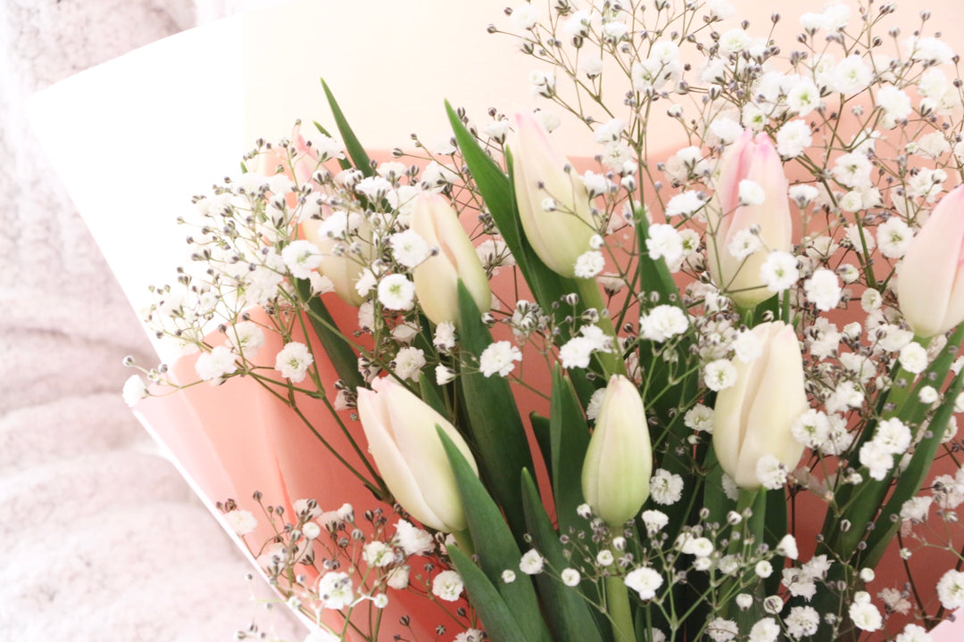 淡いピンクのチューリップ（8本）とカスミソウの花束
