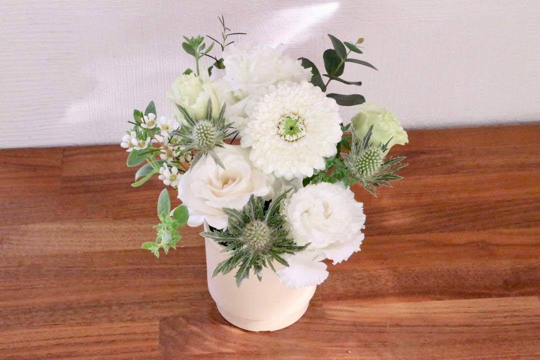 白・グリーンのアレンジメント 3,000円
