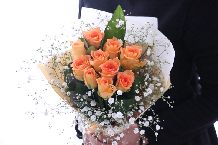 10本のオレンジ色バラとカスミソウの花束