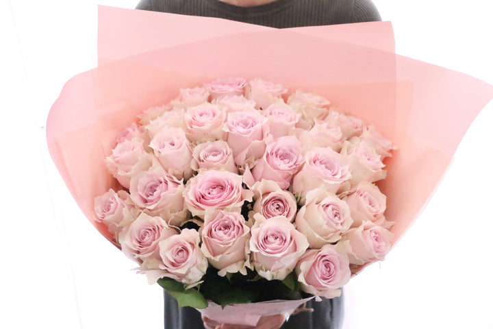 32本のピンク色のバラの花束