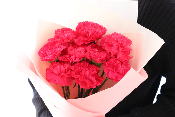濃いピンクのカーネーションの花束（9本）-いつまでも一緒にいてください
