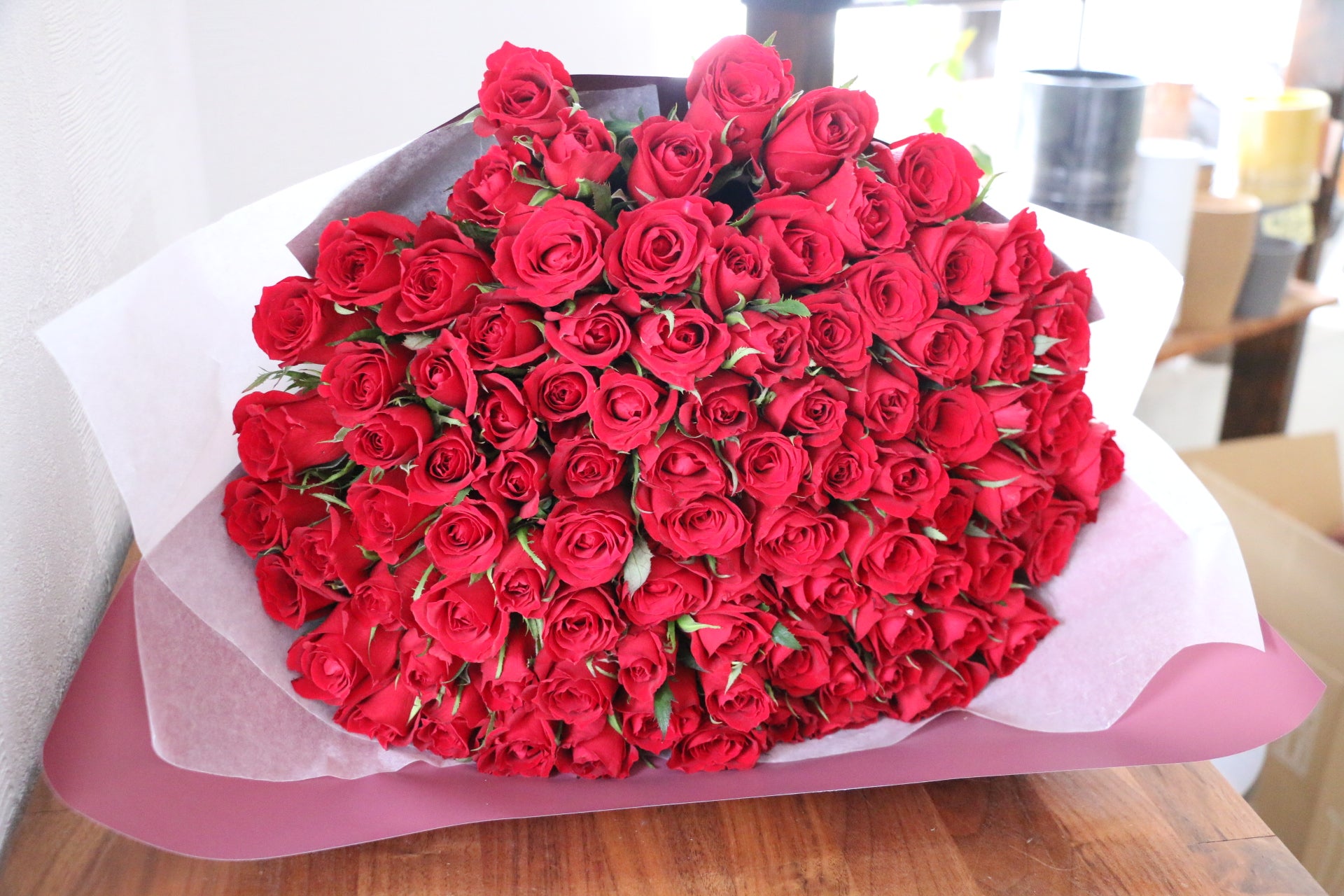 90本の赤いバラの花束-完璧な愛 – 花・花束の通販サイト｜HanaTaku