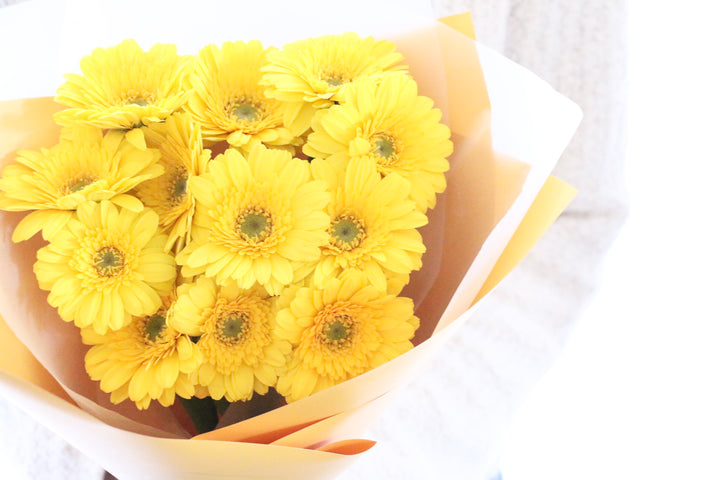 黄色のガーベラの花束（12本）-私の妻になってください