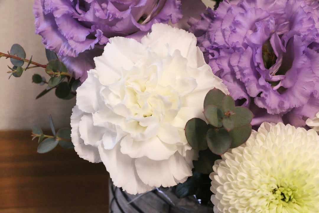【供花】白色・紫色のお供えアレンジメント 8,000円