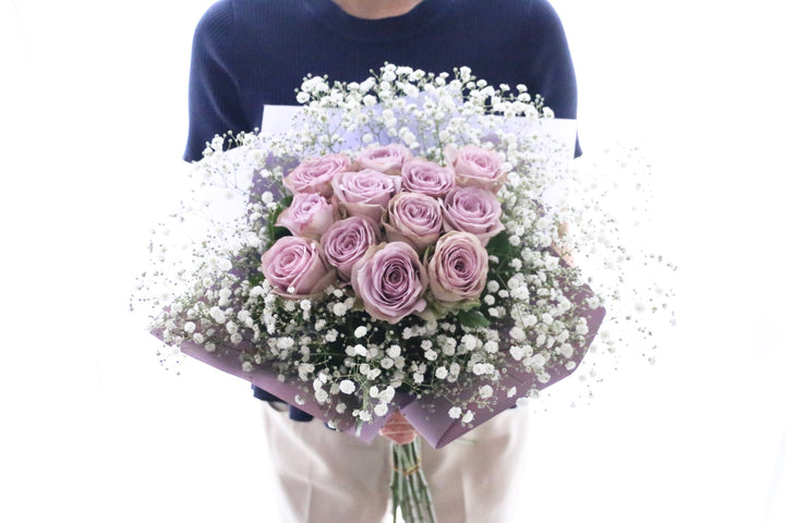 紫色のバラ（12本）とカスミソウ（2本）の花束-私の妻になってください