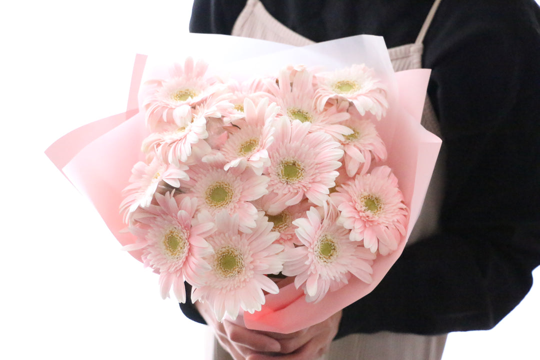 ピンク色のガーベラの花束（20本）-真心あるのみ