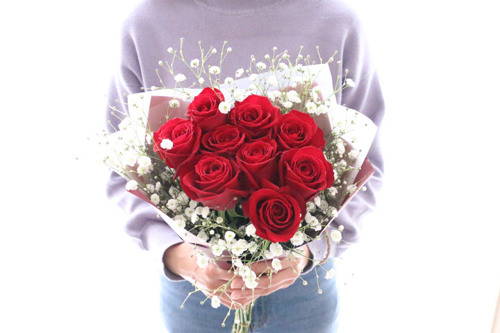 9本の赤いバラとカスミソウ（かすみ草）の花束
