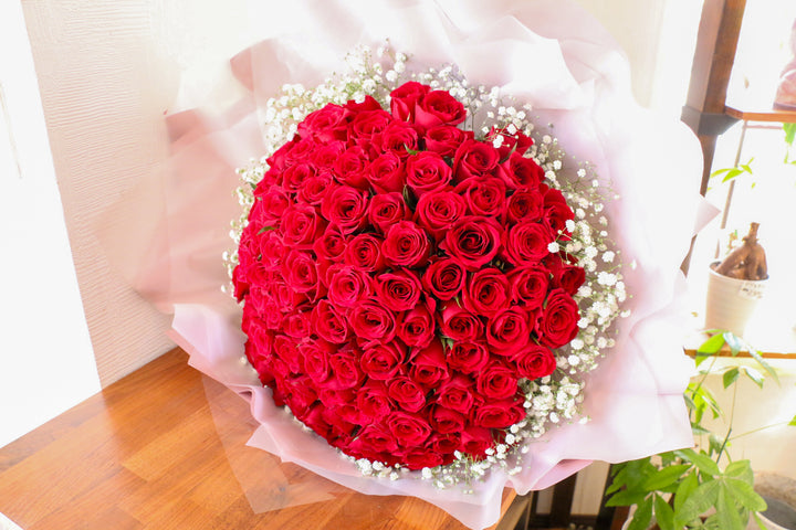 108本の赤いバラとカスミソウ（かすみ草）の花束