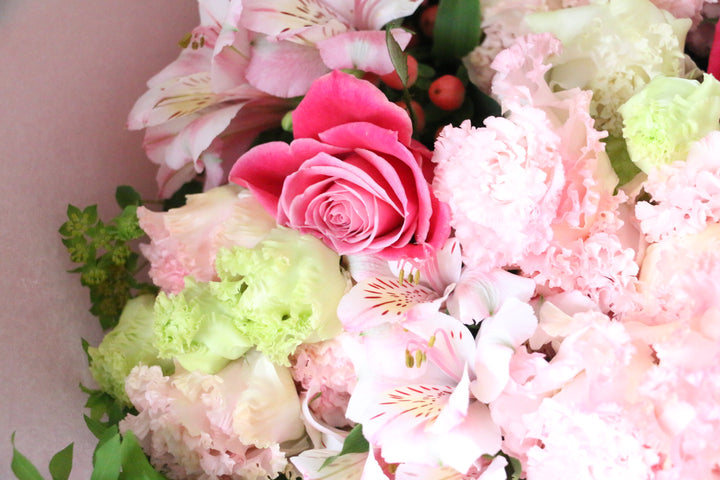 ピンク系の花束　ピンク色バラのアップ