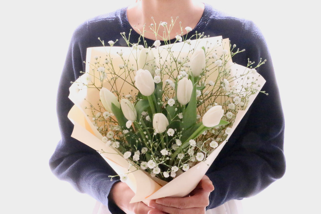 白のチューリップ（8本）とカスミソウの花束