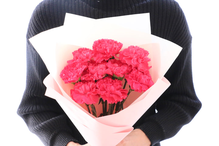 濃いピンクのカーネーションの花束（9本）-いつまでも一緒にいてください