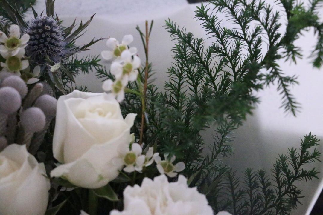 クリスマスの白いバラ入り花束　Sサイズ　3,500円