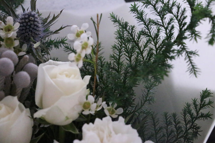 クリスマスの白いバラ入り花束　Sサイズ　3,500円